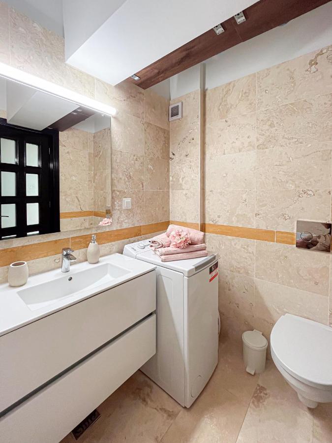 יאשי Uniquemoments Airport Apartment & Secure Parking & Airport Shuttle מראה חיצוני תמונה