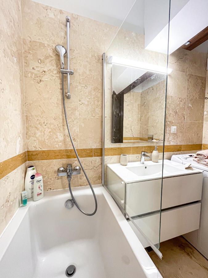 יאשי Uniquemoments Airport Apartment & Secure Parking & Airport Shuttle מראה חיצוני תמונה